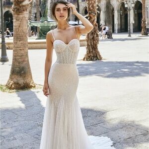 Gorgeous Veni Infantino / Ronald Joyce 69712A Sahara Beaded Wedding Dress